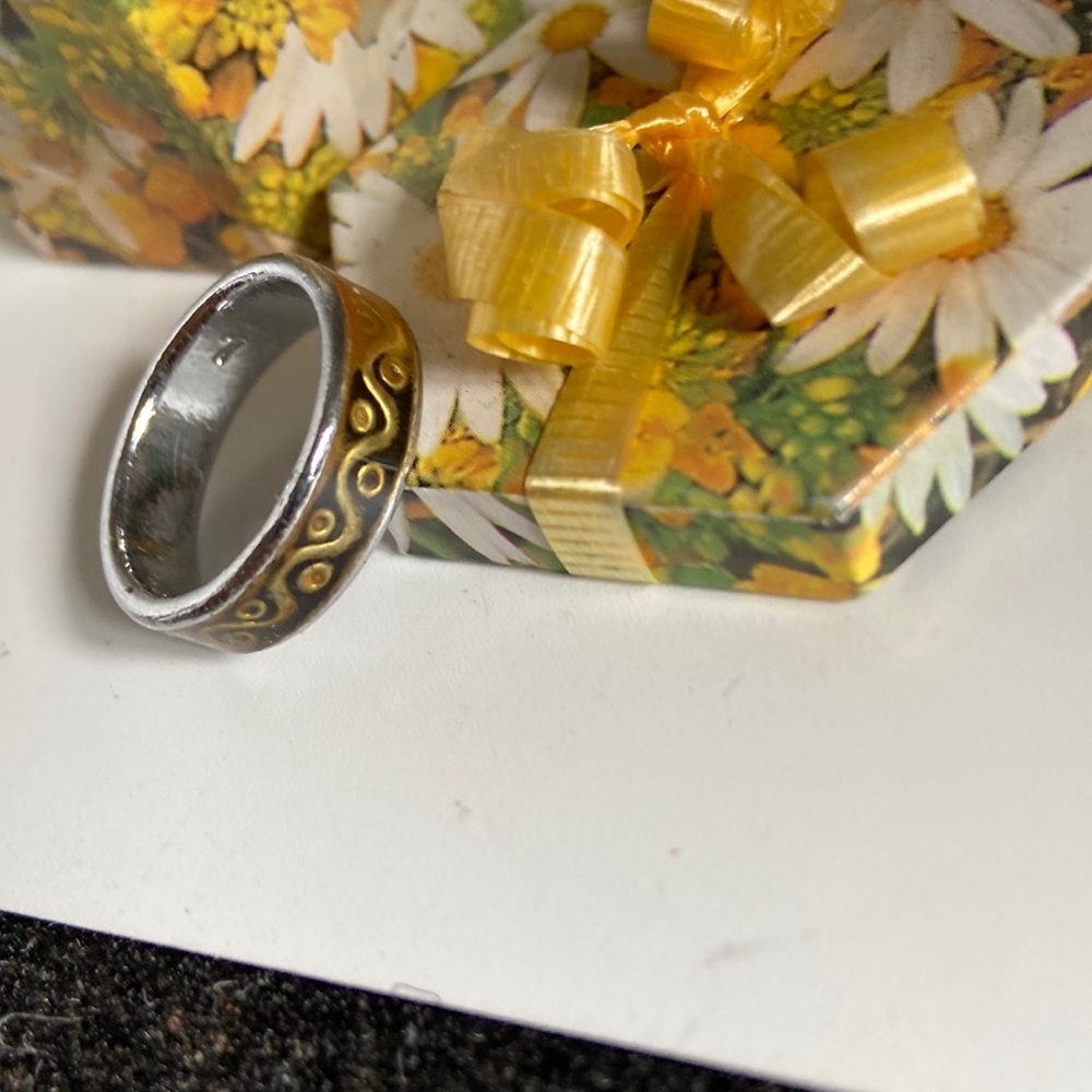 Ring band design silver with a gold wave & circle design